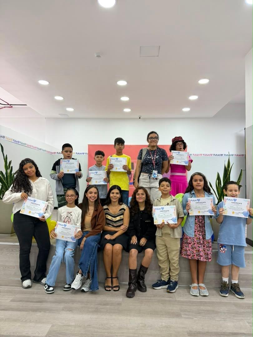 Estudiantes de Casa Cultural con sus certificados de graduación